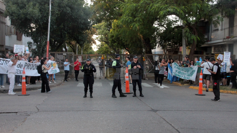 Diversos sectores se manifestaron en las inmediaciones de la Legislatura