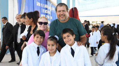 Familias felices porque sus hijos estudiarán cerca de sus hogares