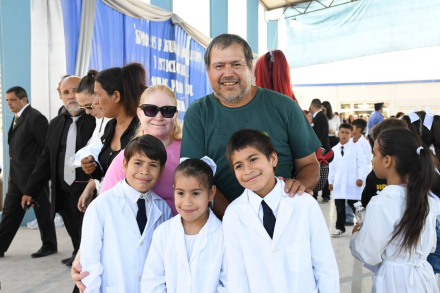 familias acompañaron a sus hijos en el primer día de clases.jpg