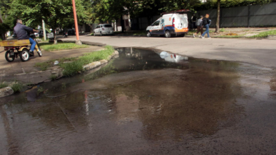 Vecinos reclaman por el olor a aguas servidas en algunas calles