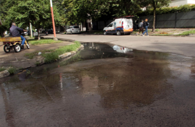 Vecinos reclaman por el olor a aguas servidas en algunas calles