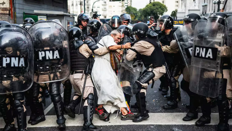 Una imagen sobre la represión en la Argentina ganó el World Press Photo
