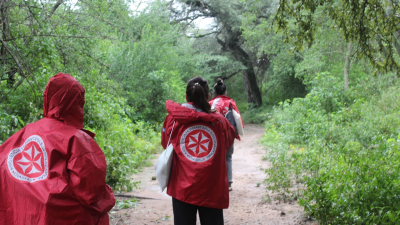 En medio del barro, voluntarios de la ONG Enashu asistieron a 307 personas