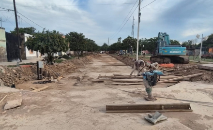 Avanza la pavimentación y el sistema de desagües pluviales en la avenida Degen de Ingeniero Juárez (4).jpeg