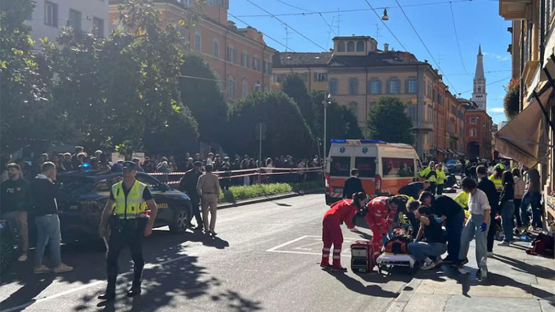 Un hombre atropelló con un auto a una multitud hiriendo a ocho personas
