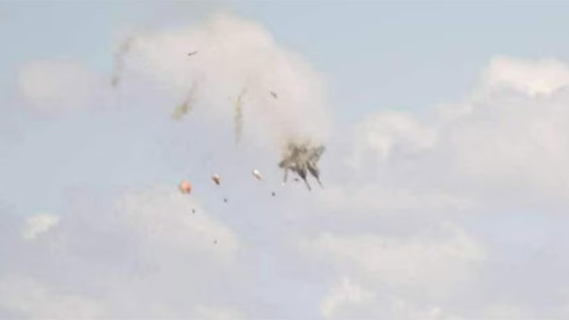 Estados Unidos: chocaron dos aviones militares en un show aéreo