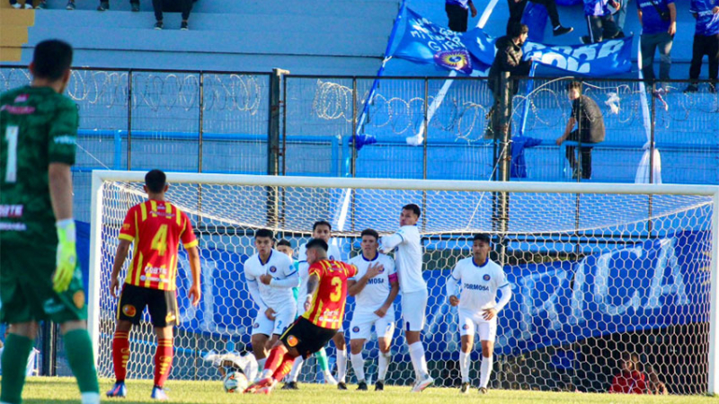 Sarmiento fue goleado en el estreno de Raúl Valdez y quedó último