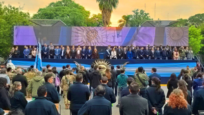 Una multitud acompañó el desfile cívico-militar del 25 de Mayo en Resistencia