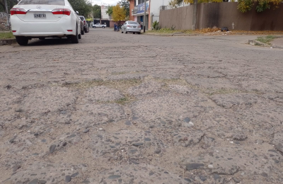La calle Ecuador se rompe cada vez más y crece el reclamo vecinal