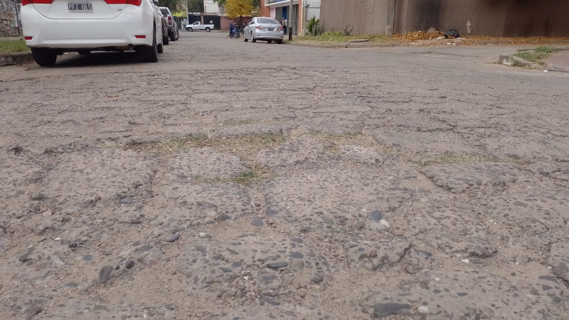 La calle Ecuador se rompe cada vez más y crece el reclamo vecinal