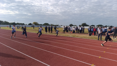 Estudiantes secundarios en un gran encuentro de atletismo