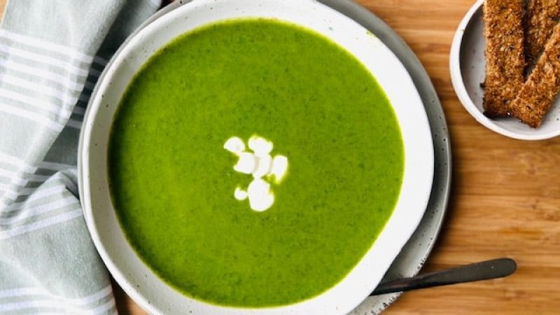 Sopa de espinaca y papa: la receta fácil, económica y perfecta para los días de frío