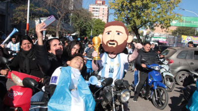 Camisetas y emoción en festejo chaqueño