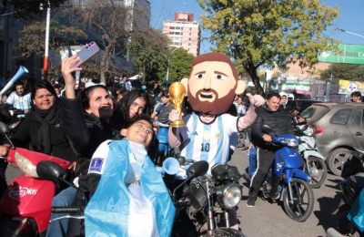Camisetas y emoción en festejo chaqueño