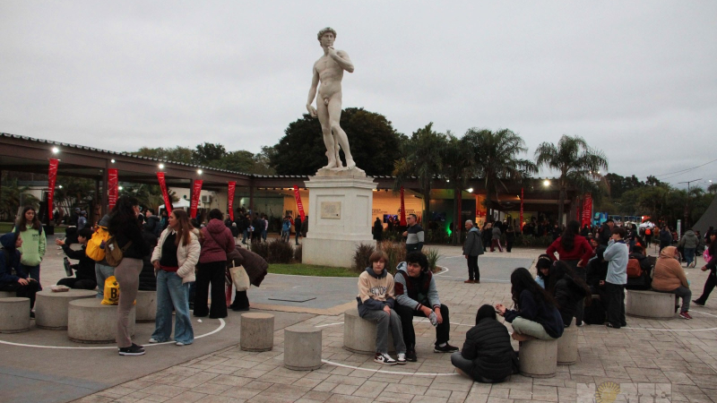 El público desafía el frío para no perderse la Bienal del Chaco