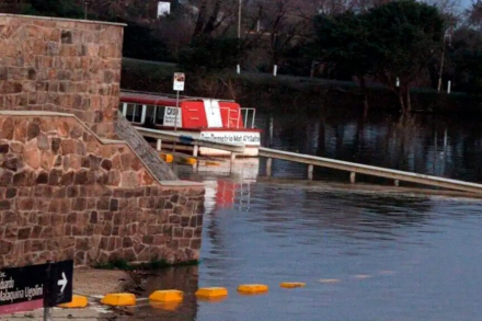 Vista del río uruguay en el muelle de Salto