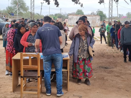 En Ingeniero Juárez, el Gobierno provincial entregó 2.500 módulos alimentarios y frazadas a familias de comunidades originarias (6)