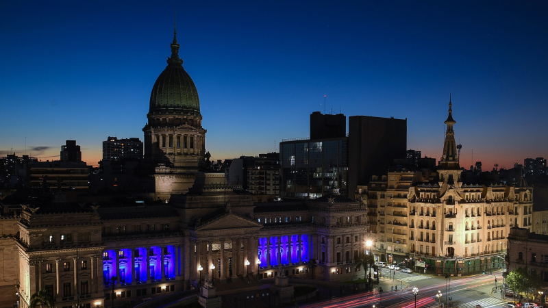 Por la autonomía del Chaco y de La Pampa, el Congreso se iluminó de azul