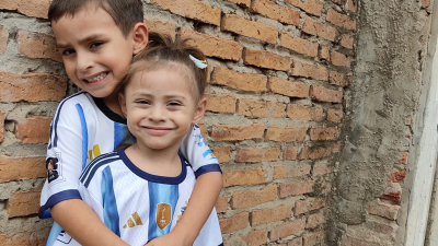 Mujer exige al padre de sus hijos de 3 y 5 años que los restituya
