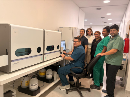 El Hospital Interdistrital Evita incorporó un moderno equipo para el análisis automatizado de orina (2)