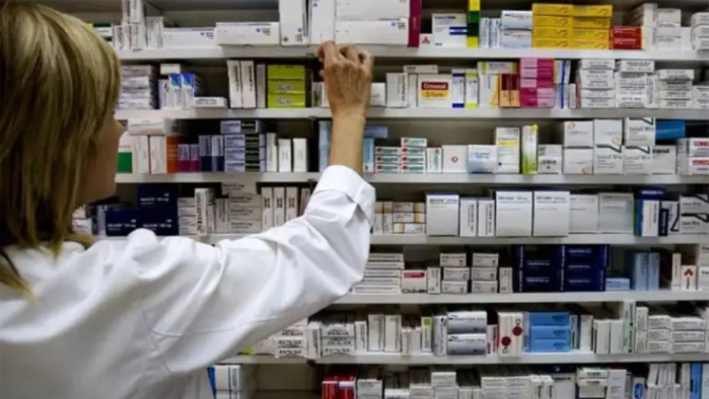 Farmacéuticos cuestionan la desregulación de medicamentos y su impacto en los precios altos