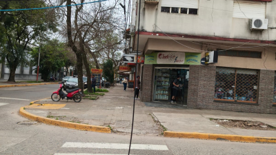 Peligro por cables colgando en plena zona céntrica de Resistencia