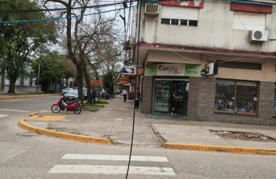 Peligro por cables colgando en plena zona céntrica de Resistencia