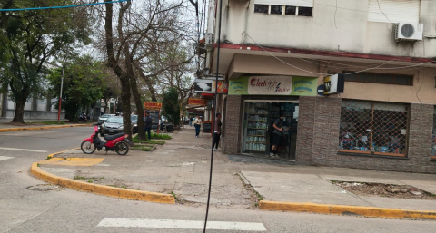 Peligro por cables colgando en plena zona céntrica de Resistencia
