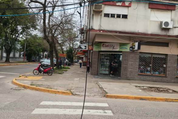 Peligro por cables colgando en plena zona céntrica de Resistencia