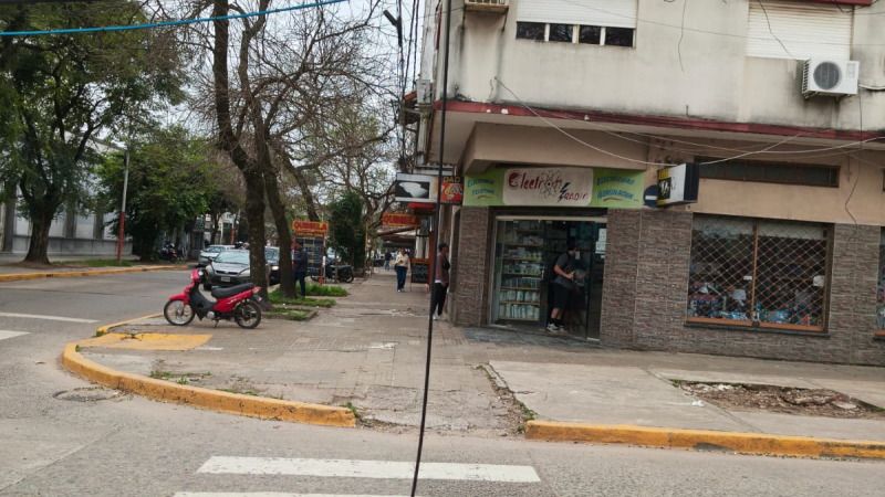 Peligro por cables colgando en plena zona céntrica de Resistencia