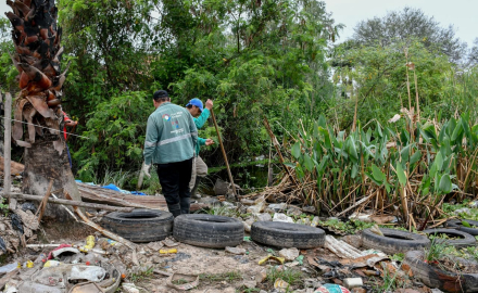 Resistencia despeja desagües del canal de avenida Lonardi