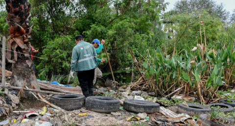 Resistencia despeja desagües del canal de avenida Lonardi