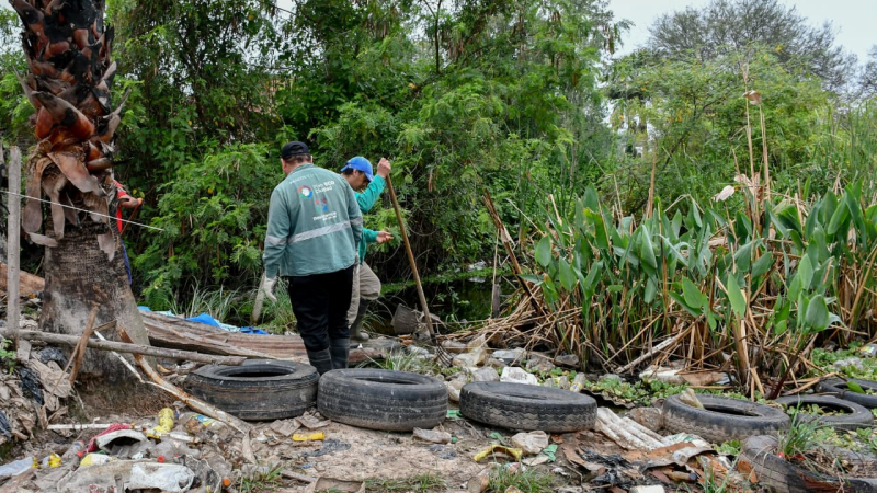 Resistencia despeja desagües del canal de avenida Lonardi