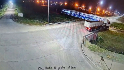 Susto en las vías: un camión y el tren quedaron lado a lado en un cruce de Las Breñas