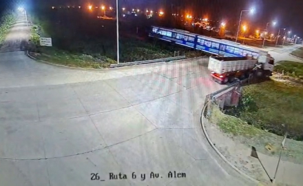 Susto en las vías: un camión y el tren quedaron lado a lado en un cruce de Las Breñas