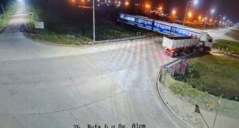 Susto en las vías: un camión y el tren quedaron lado a lado en un cruce de Las Breñas