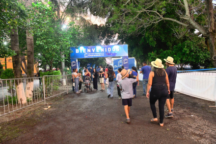 el-publico-llega-a-la-Fiesta-Nacional-del-Pomelo