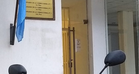 Abuso sexual en una panadería : obtuvo una probation y no cumple con el resarcimiento a la víctima