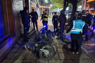 Quiso escapar de un control, circuló en contramano y terminó chocando a una patrullera