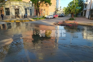 Cloacas a cielo abierto: meses de olor, barro y aguas servidas a pasos de una escuela, una universidad y una plaza