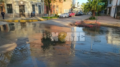 Cloacas a cielo abierto: meses de olor, barro y aguas servidas a pasos de una escuela, una universidad y una plaza