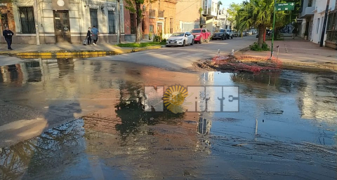 Cloacas a cielo abierto: meses de olor, barro y aguas servidas a pasos de una escuela, una universidad y una plaza