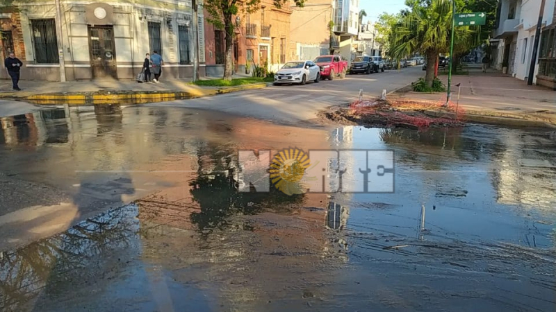 Cloacas a cielo abierto: meses de olor, barro y aguas servidas a pasos de una escuela, una universidad y una plaza