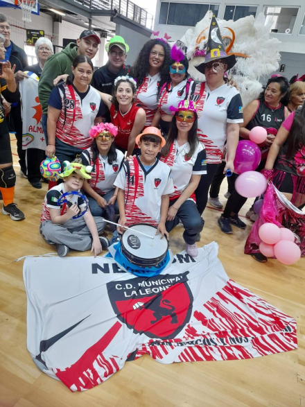 Foto 1  las jugadoras tras consagrarse con el 1° puesto en la categoría Femenino más 40 del Torneo Puntuable Provincial Todos en Movimiento