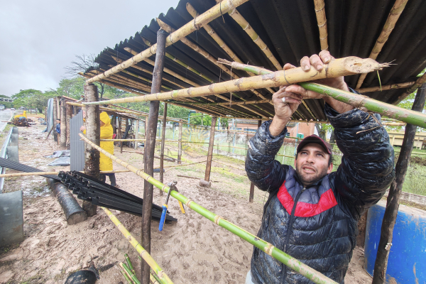 Las aguas del Paraná avanzan y los pobladores se preparan