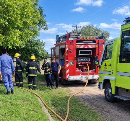 Operativo de bomberos y policías.