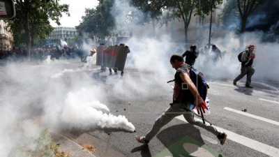 Tercera noche de disturbios cerca de París por el arresto y la violación de un joven