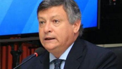 Peppo no es el primer gobernador que desdobla la elección provincial