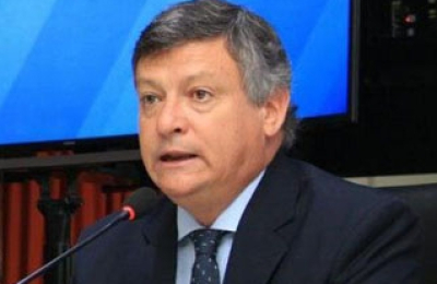 Peppo no es el primer gobernador que desdobla la elección provincial