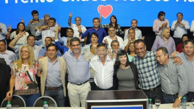 El oficialismo presentó un frente conformado por 20 partidos políticos